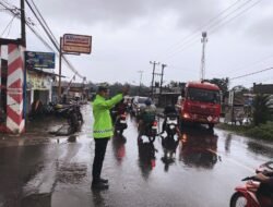 Satlantas Polres Pesawaran Kawal Kelancaran Arus di Tengah Hujan, Wujud Nyata Polri Presisi Untuk Masyarakat