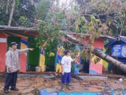 Polsek Kedondong Tanggap Bencana, Bantu Warga Korban Angin Kencang di Way Lima