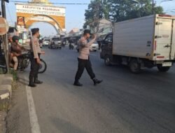 Polsek Gedong Tataan Kawal Kelancaran Lalu Lintas Pagi di Titik Rawan Jalinbar Pesawaran