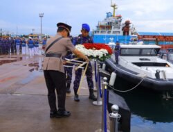Sat Polairud Polres Pesawaran Ikuti Upacara Tabur Bunga di Laut, Wujud Penghormatan di Hari Bhayangkara ke-79