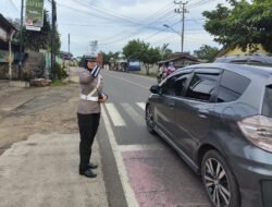 Polwan Pesawaran Hadir di Tengah Masyarakat, Cegah Kemacetan di Depan Sekolah