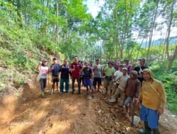 Warga Margajaya dan Rawa Agung Gotong Royong Perbaiki Jalan Rusak