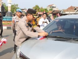 Polres Pesawaran Bagikan Bendera Merah Putih dalam Rangka HUT RI ke-80