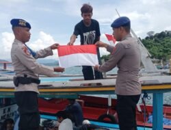 Sat Polairud Polres Pesawaran dan Polda Lampung Bagikan Bendera Merah Putih di Laut, Sambut HUT RI ke-80