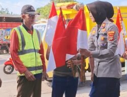 Sat Lantas Polres Pesawaran Bagikan 1.000 Bendera Merah Putih