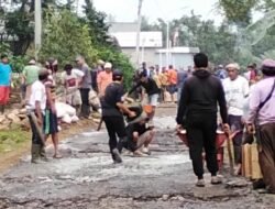 Gotong Royong Warga Desa Margodadi di Jalan Utama Desa