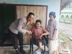 Polri Hadir dengan Empati, Bhabinkamtibmas Padang Cermin Serahkan Kursi Roda untuk Warga Difabel