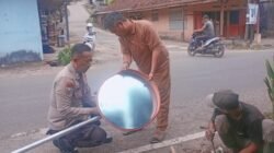 Sinergi Bhabinkamtibmas dan Warga Desa Bunut Pasang Cermin Cembung Antisipasi Laka Lantas