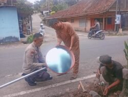 Sinergi Bhabinkamtibmas dan Warga Desa Bunut Pasang Cermin Cembung Antisipasi Laka Lantas