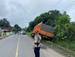 Respon Cepat PAMAPTA POLRES PESAWARAN dan Sat Lantas Tangani Kendala Truk Fuso Rem Blong di Jalinbar