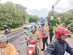 Ramadhan Penuh Berkah, Polres Pesawaran Hadir di Tengah Kesibukan Jalan Raya dengan Aksi Berbagi Takjil untuk Para Pengendara