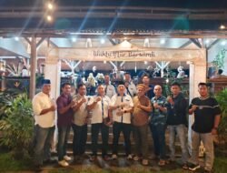 FKWKP Pringsewu Bagikan Takjil di Simpang Lima Tugu Pemuda