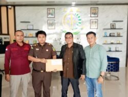 Sabturizal ketua Garda P3ER pesawaran laporkan  Disdikbud pesawaran ke kejari