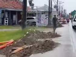 Jalan Dicor Dibongkar Lagi, Warga Bertanya: “Siapa yang Bertanggung Jawab?”